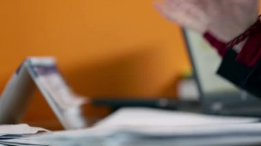 kayıp belgeleri üzerinde depresif iş kadını