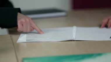 el ve ceo ve personel ile iş toplantısında belgeler