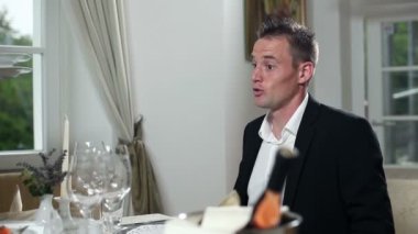 genç bir çift akşam yemeği