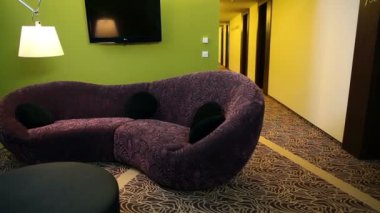 güzel koltukta konuşmayı Romantik Çift