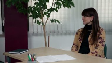 uzun saçlı kadın çalışan ceo ile iş toplantısında