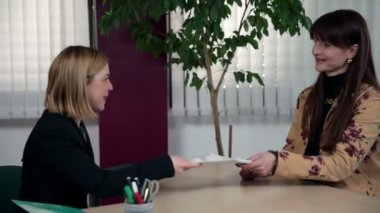 ceo için büyük iş cihaz hakkında uzun saçlı açıklayan