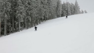 bir grup insan pastoral kış döneminde Kayak