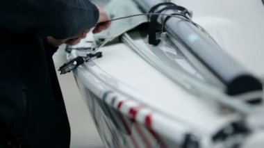 Ayrıntılar için regatta hazırlanırken daha yakından görünümü