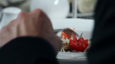 Romantik bir akşam yemeği ve genç getiren garson için dekoratif yer ayar adam lezzetli starter