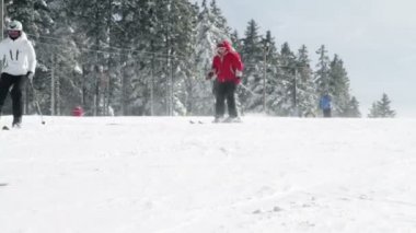 Kayak ve snowboard keyfini insanların yokuş aşağı