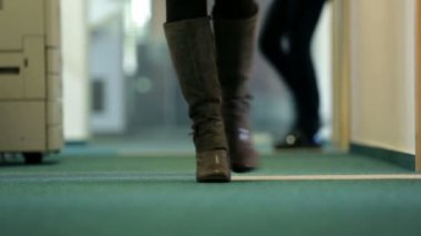 yolda sorun hakkında konuşan iki iş adamları