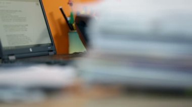 Sekreter telefon görüşmesi yaparken pc yazarak yukarı kapatın