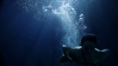 kadın uzun sarı elbiseli su altında yüzmek