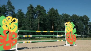 kadın jokey engellerin üzerinden atlama öğrenme