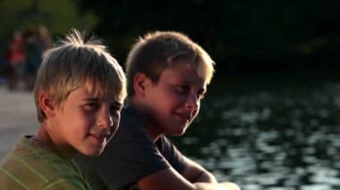 Gölde seyir ve konuşmayı genç erkek