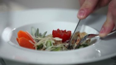 fency restaurant akşam yemeği yiyen adam