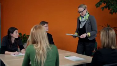 Toplantı için yaprak çözme genç işletme çalışanları