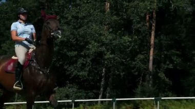 kadın jokey engellerin üzerinden atlama öğrenme