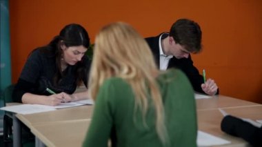 Toplantı için yaprak çözme genç işletme çalışanları