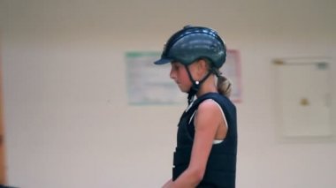 Genç kız için profesyonel jokey eğitimi