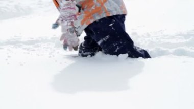 Taze kar üzerinden trudging zevk küçük kız