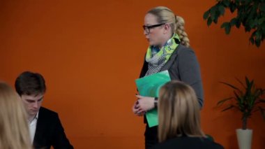 Toplantı için yaprak çözme genç işletme çalışanları