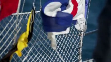 flages yelken için hazırlanırken sallayarak ayrıntıları