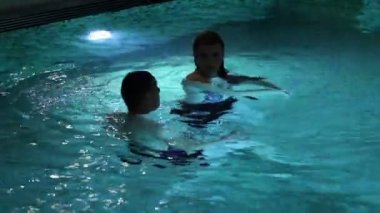genç bir çift büyük Yüzme Havuzu