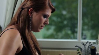 genç bir çift içinde güzel restoranda akşam yemeği