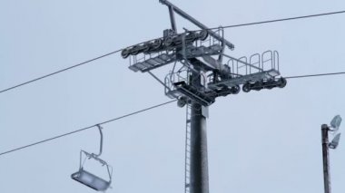 daha yakın teleferik detayı ile kışın göster