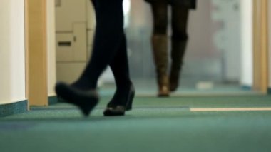 yolda sorun hakkında konuşan iki iş adamları