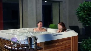 birlikte vakit Jakuzi içinde genç, Romantik Çift