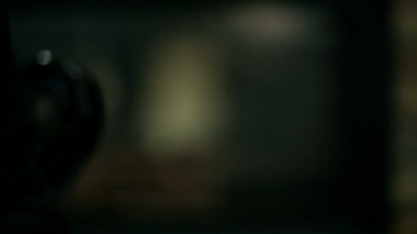 genç adam, güzel manikür onun tırnak bitmiş ile kadın el için tutun