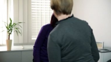 müşteriye bilgi veren empleyee