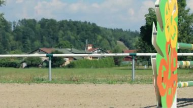 kadın jokey öğrenme doğal engellerin üzerinden atlama ve comeptition için hazırlanıyor