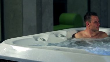 Genç çift candels ile Jakuzi ve rahatlatıcı