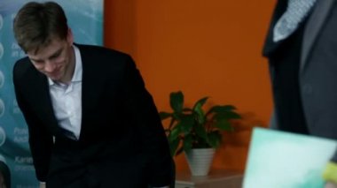 Toplantı için yaprak çözme genç işletme çalışanları