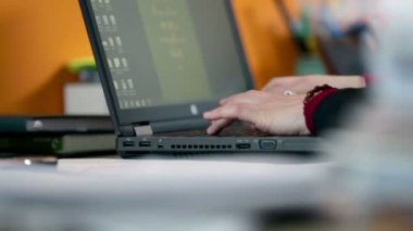 telefon görüşmesi yaparken PC yazarak Sekreter