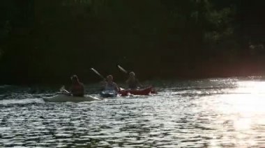 Genç insanlar yavaş yavaş gölde Kano