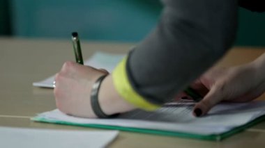 Çalışanlarla toplantı ayrıntılarını aşağı CEO'su yazma