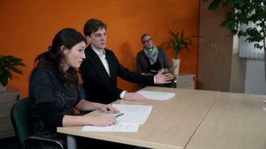 Toplantı için yaprak çözme genç işletme çalışanları