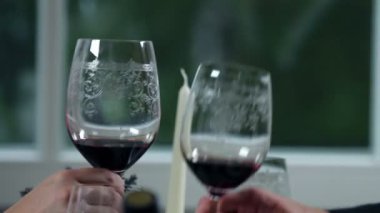 genç bir çift içinde güzel restoranda akşam yemeği