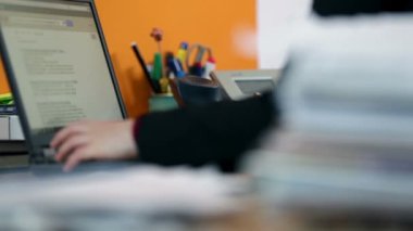 Sekreter telefon görüşmesi yaparken pc yazarak yukarı kapatın