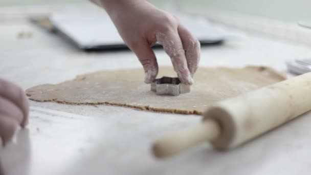 Primer plano de hombre manos que están haciendo masa para galletas — Vídeo de stock