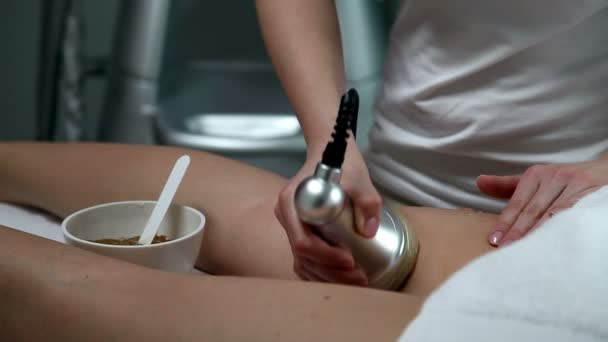 Terapia de cavitación en un salón de belleza — Vídeo de stock