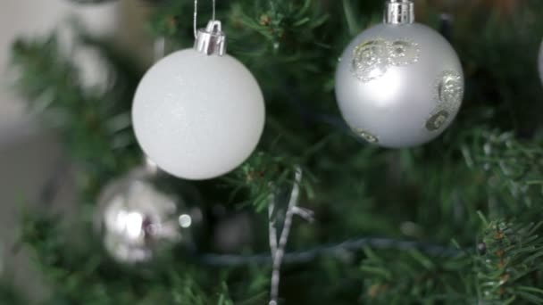 Gros plan des boules d'argent décoratives à la nouvelle année — Video