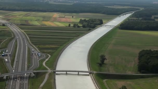 Panorama slajdów zdjęcia z helikoptera reprezentujących koryto rzeki, która powoli przechodzi przez piękną zieloną dolinę z małych miasteczek nad rzeką — Wideo stockowe