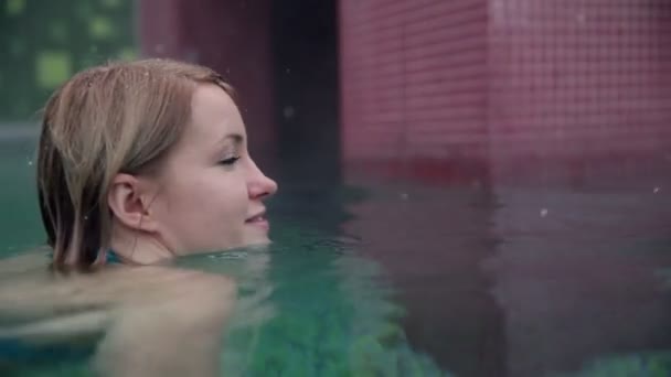 Mujer en la piscina — Vídeo de stock