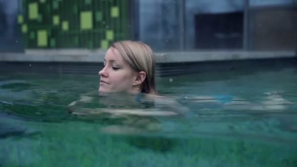 Donna in piscina — Video Stock