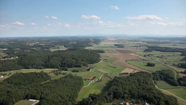 Vue panoramique depuis un hélicoptère représentant les collines et la vallée 