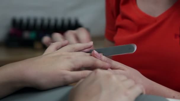 女性は彼女の爪を成し遂げる取得します。 — ストック動画