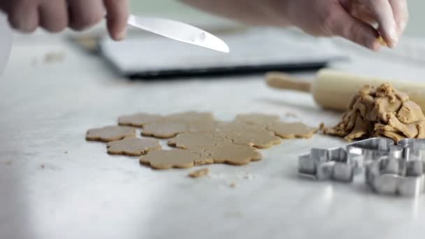 Close up tiro de mãos de homem que estão fazendo massa para biscoitos — Vídeo de Stock