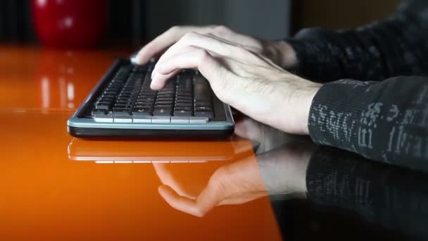Bir atış bir eller tipik bir bilgisayar klavye üzerinde mans — Stok video