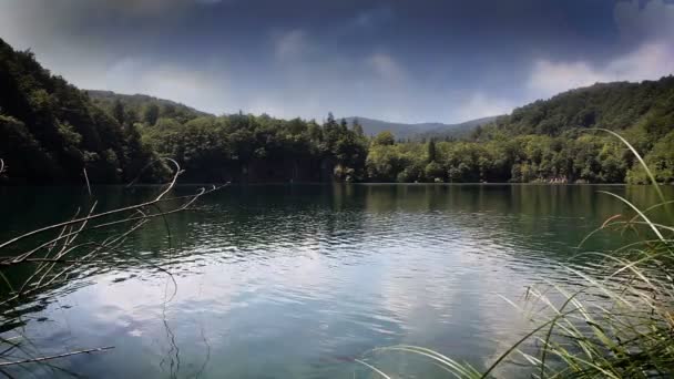 Paesaggio meraviglioso nel parco nazionale di Plitvice con giri di tempo nuvolosi aggiunti — Video Stock